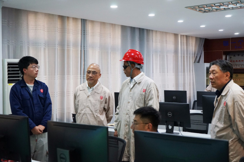 上海醫(yī)藥執(zhí)行董事、總裁左敏一行調(diào)研南通常佑藥業(yè)